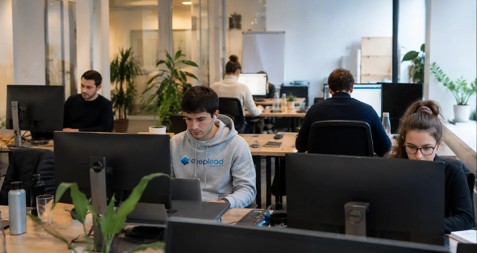 Équipe Deeplead travaillant dans un bureau